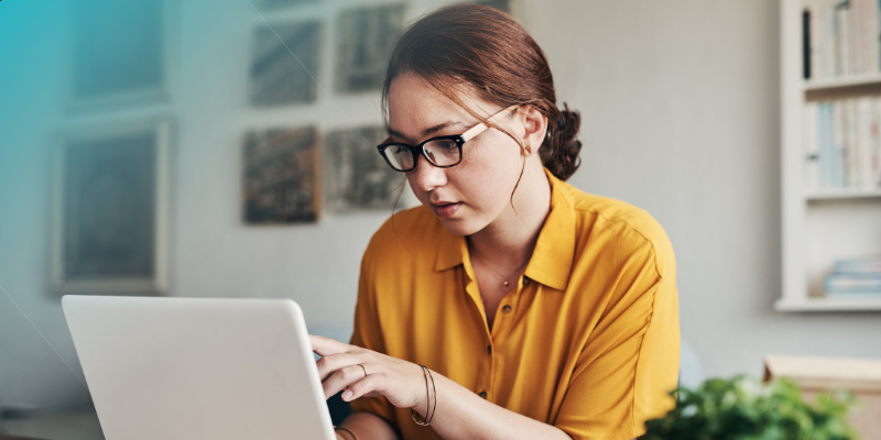 Buchhaltung - Frau vor einem Laptop