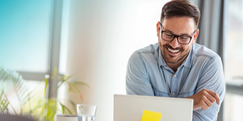 Zusammenarbeit mit Freelancern - Mann am Laptop