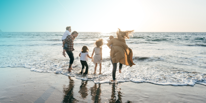 Urlaubszeit - Familie am Strand