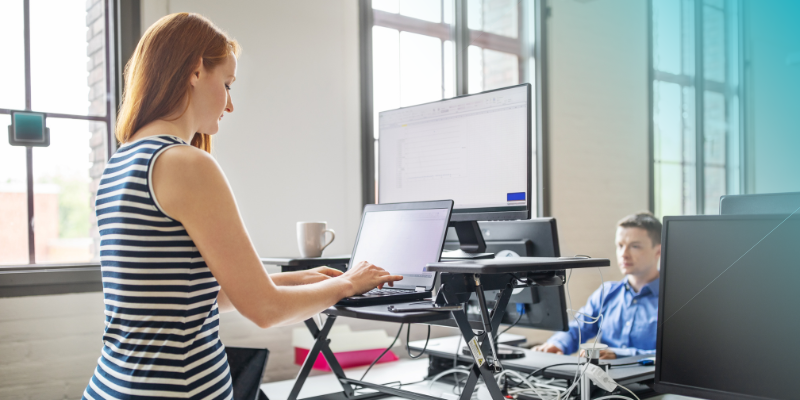 Arbeotsplatz mit Bewegung - Frau am Stehtisch