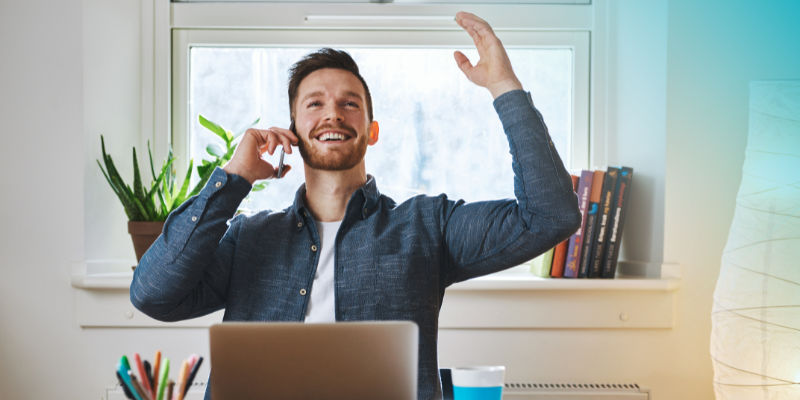 Unternehmen und Freelancern - Mann glücklich am Laptop