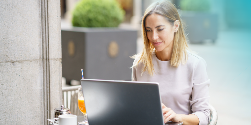 Honorare Steigerung Krise - Frau surft am Laptop