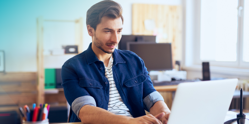 Gründungszuschuss Startkapital Mann mit Laptop Freelancer
