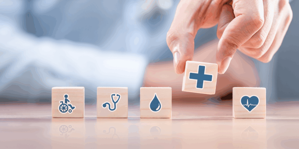 Freelancer plant Einkommen und Absicherung am Laptop