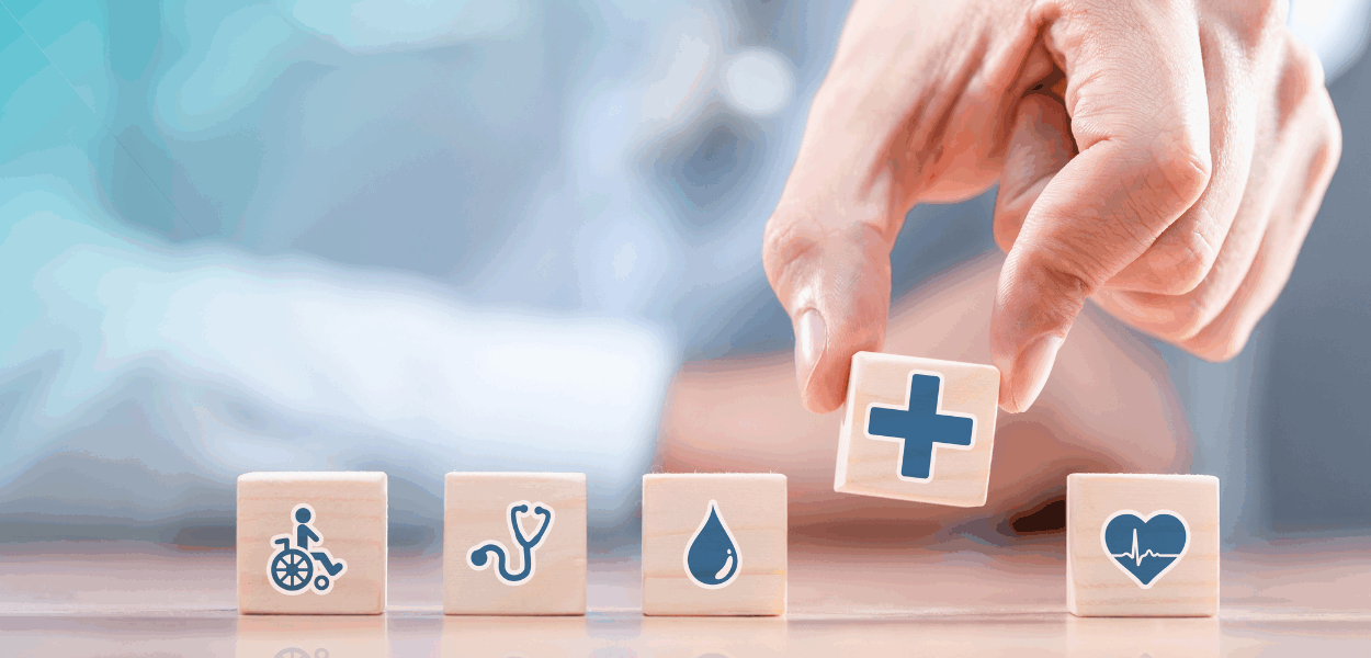 Freelancer plant Einkommen und Absicherung am Laptop