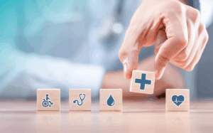 Freelancer plant Einkommen und Absicherung am Laptop