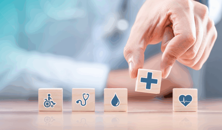 Freelancer plant Einkommen und Absicherung am Laptop