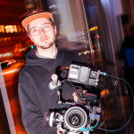 Freiberufler -Videograf, Filmemacher, Kameramann, Kamera-Assistent, Beleuchter, Licht-Assistent