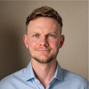 freiberufler Ich helfe KMUs dabei, Prozesse, Mitarbeiter Produktivität & Zufriedenheit mit KI zu skalieren (Fractional AI-Strategy Lead & KI-Automatisierungen) auf freelance.de