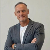 freiberufler KI- & Automatisierungs-Entwickler | Lead-Funnels, Voice-KI, WhatsApp, APIs & Vertriebsprozesse auf freelance.de